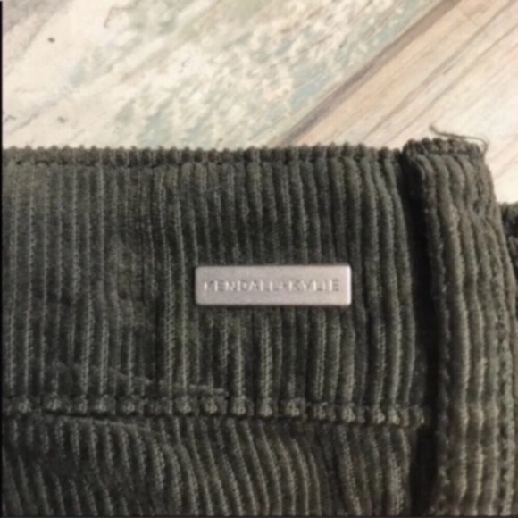 NWT Kendall & Kylie Green Corduroy Short - Picture 4 of 4
